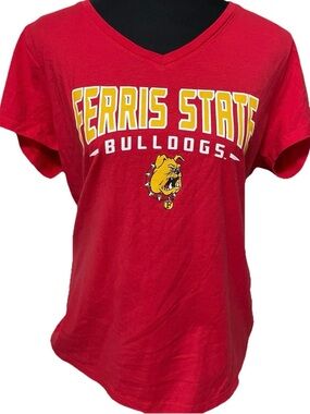 Knights Apparel Ferris State Bulldogs Women’s Red V-Neck Graphic T-Shirt sz L